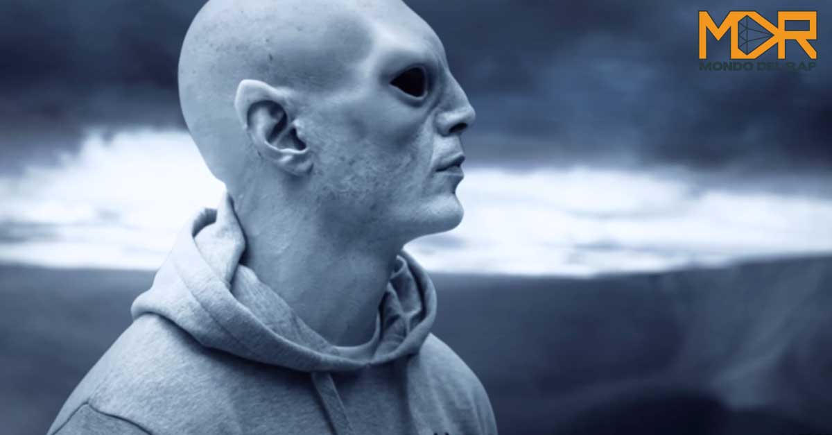 Screenshot del video di "Alieno"