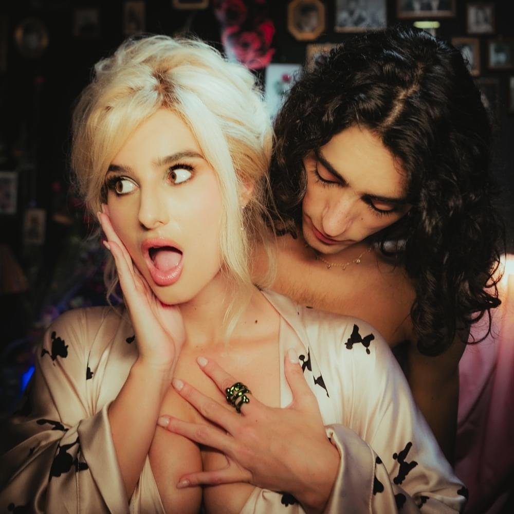 Cover della canzone 'Manette' di Beatrice Quinta ft. VillaBanks