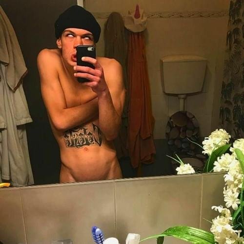 Cover della canzone 'Piscio Sulle Polaroid' di BLANCO