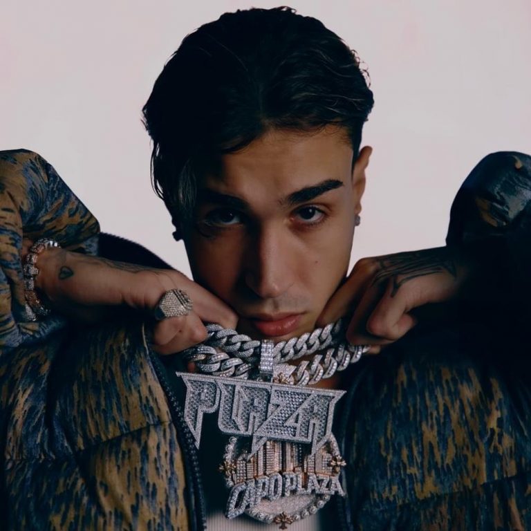 Foto di Capo Plaza, artista con ruolo nel rap italiano