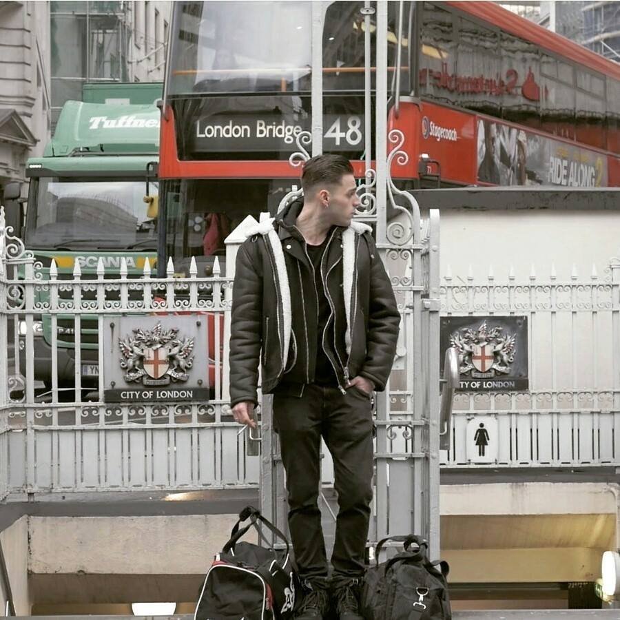 Cover della canzone 'Vuoto' di Ernia