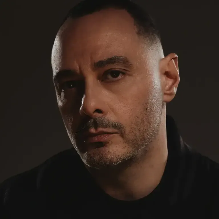 Foto di Fabri Fibra, artista con ruolo nel rap italiano