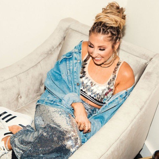 Foto di Hannah Lux Davis, artista con ruolo nel rap italiano