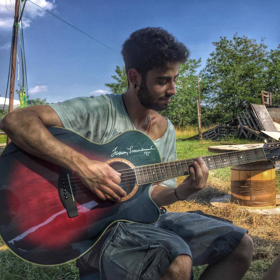 Foto di Lorenzo Buzzotta, artista con ruolo nel rap italiano