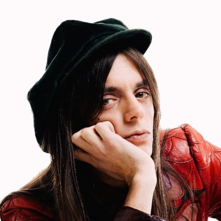 Foto di Lucio Corsi, artista con ruolo nel rap italiano