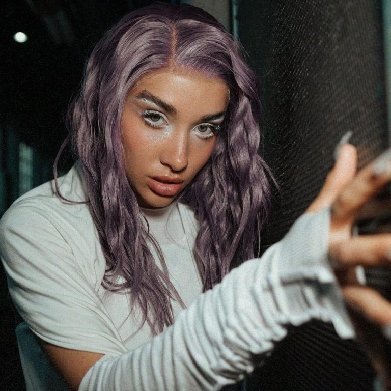 Foto di Maria Becerra, artista con ruolo nel rap italiano