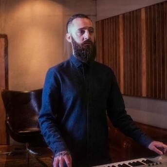 Foto di Mikaelin “Blue” Bluespruce, artista con ruolo nel rap italiano