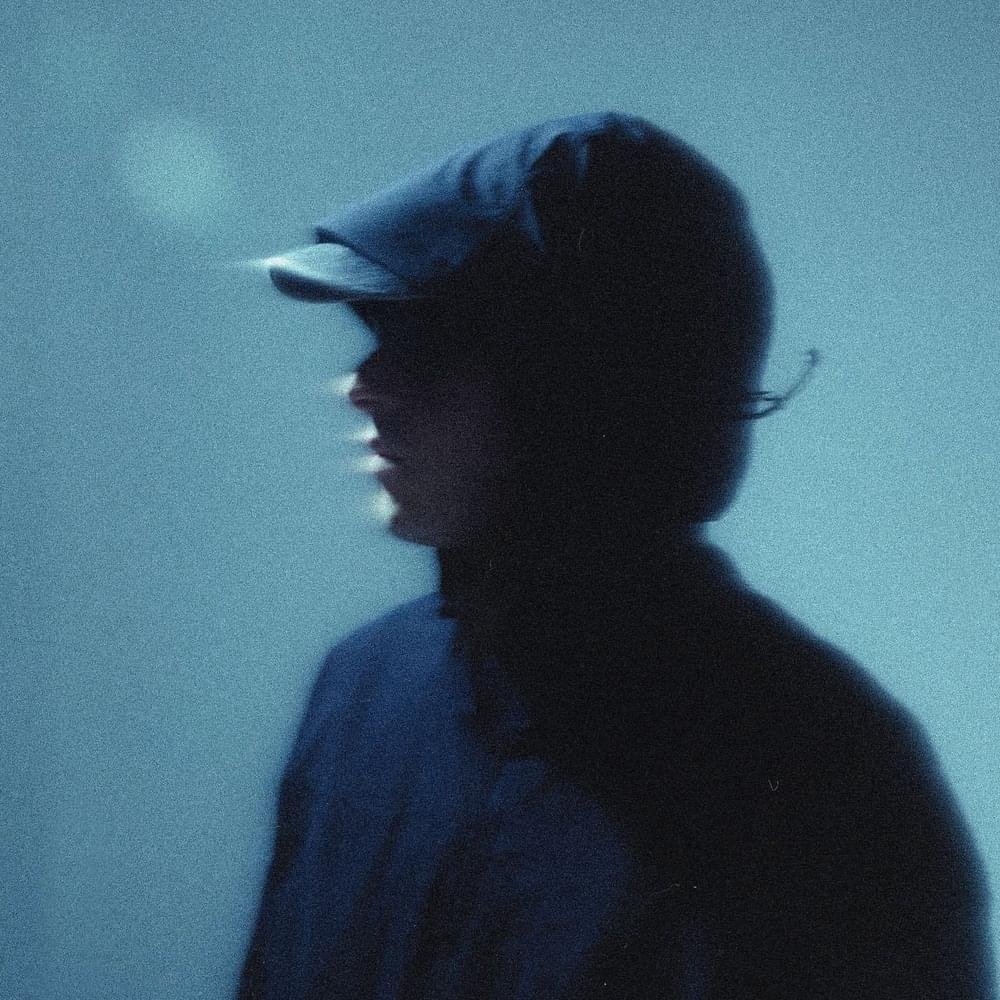 Foto di prima stanza a destra, artista con ruolo nel rap italiano