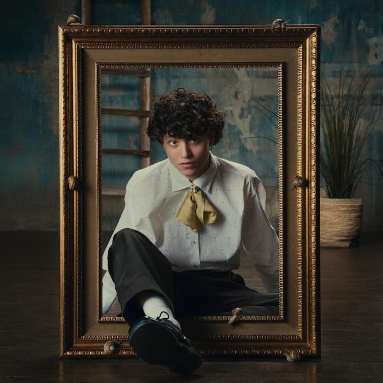 Cover della canzone 'Occhi viola (seule)' di soap (ITA)