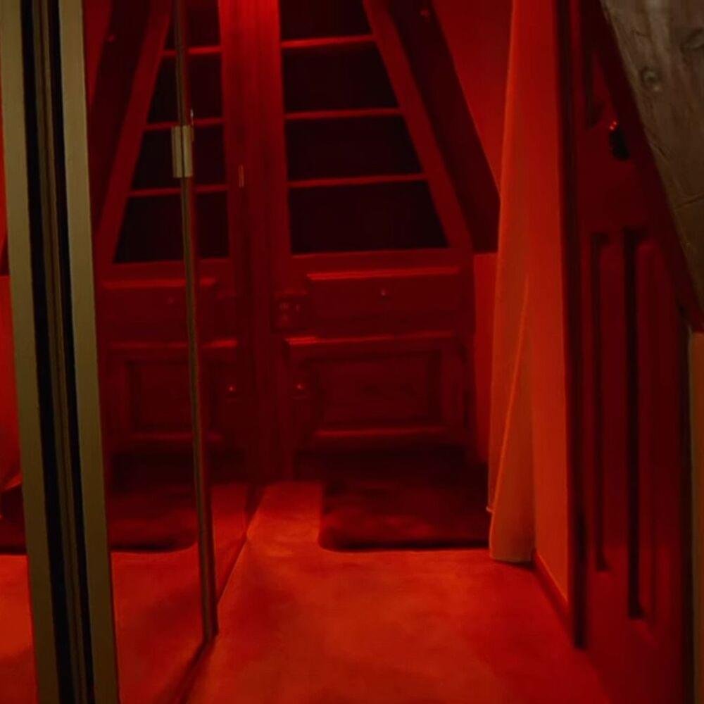 Cover della canzone 'Buzzing' di suisside