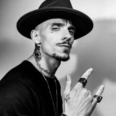 Foto di Victor Reis, artista con ruolo nel rap italiano