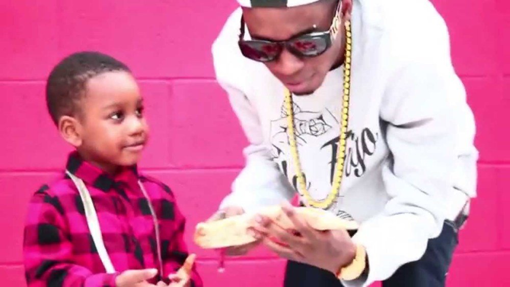 Cover della canzone 'Pizza Con würstel (SWAG) STai Li A Mastikare' di Bello Figo