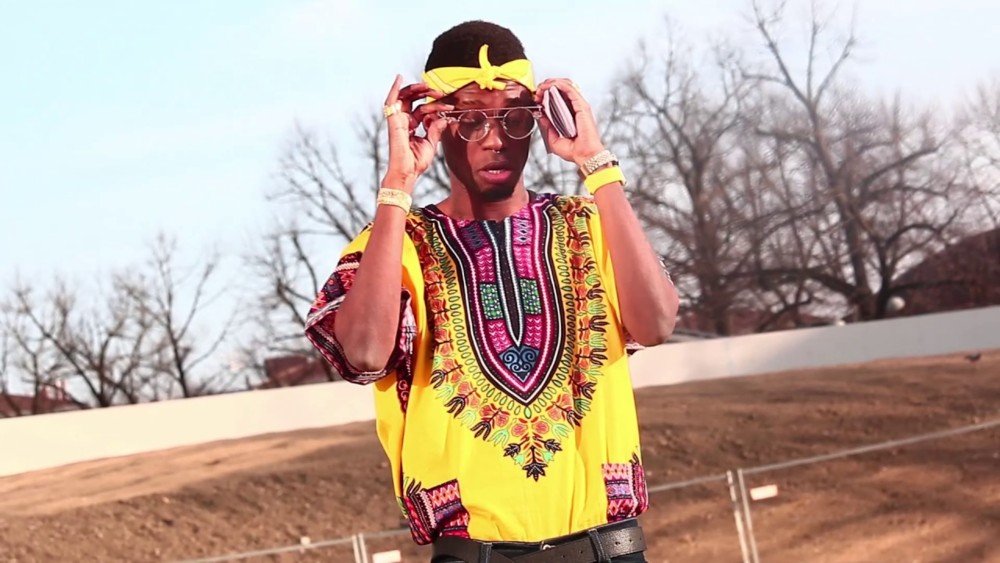 Cover della canzone 'Sembro Vucumprà (SwaG Lavoro Negro) Stai Li A non Vendere' di Bello Figo