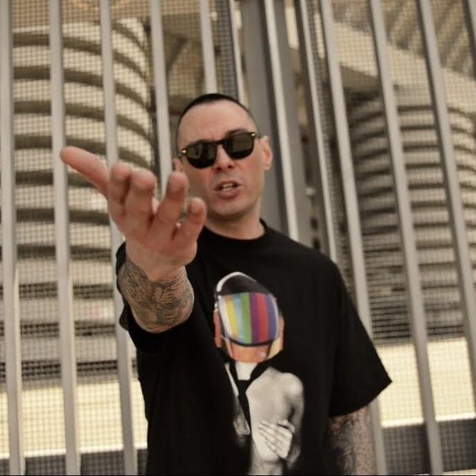 Cover della canzone 'Fatti Da Parte' di Fabri Fibra