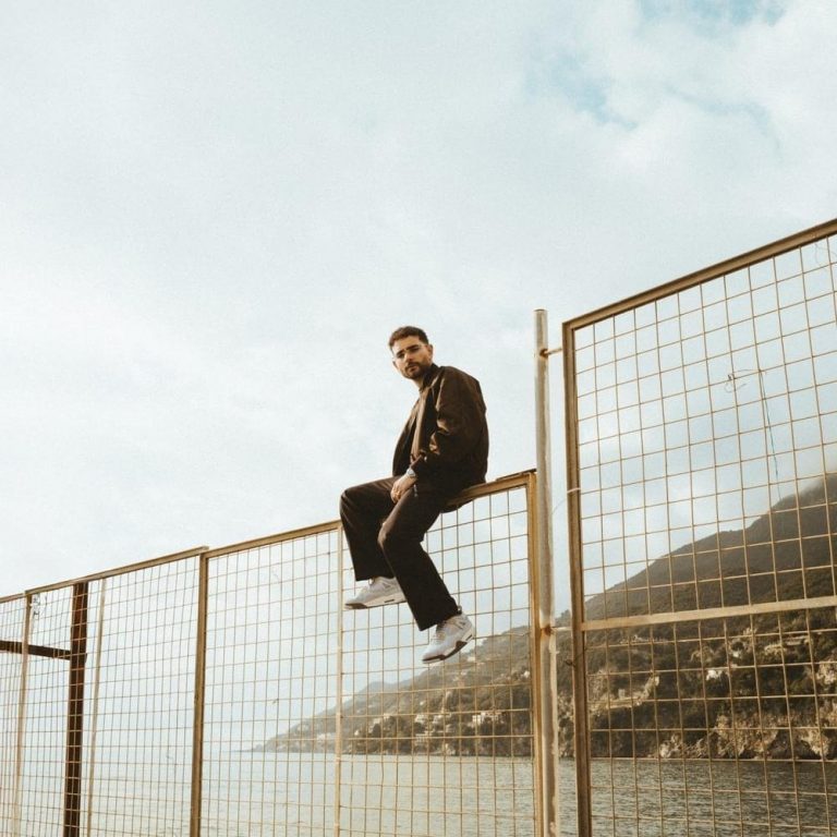 Cover dell'album 'RAGAZZO DI GIÙ' di Rocco Hunt