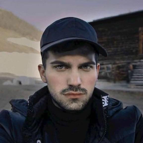 Foto di Szilveszter Makó, artista con ruolo nel rap italiano