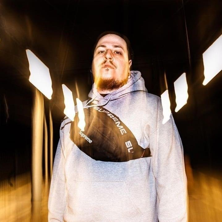 Foto di Davide Bates, artista con ruolo nel rap italiano