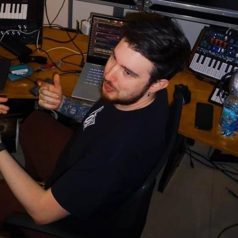 Foto di ENRA, artista con ruolo nel rap italiano