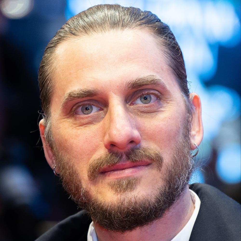 Foto di Luca Marinelli, artista con ruolo nel rap italiano