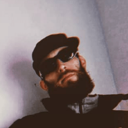 Foto di Luca Moustaches, artista con ruolo nel rap italiano