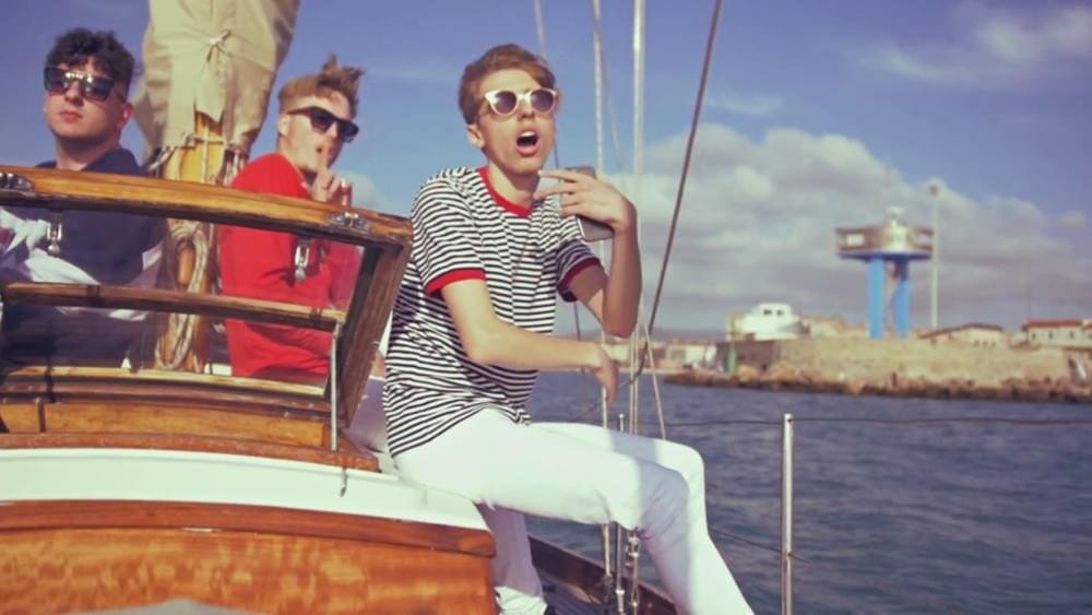 Cover della canzone 'Business class' di Astro & Spettro ft. YD Fam