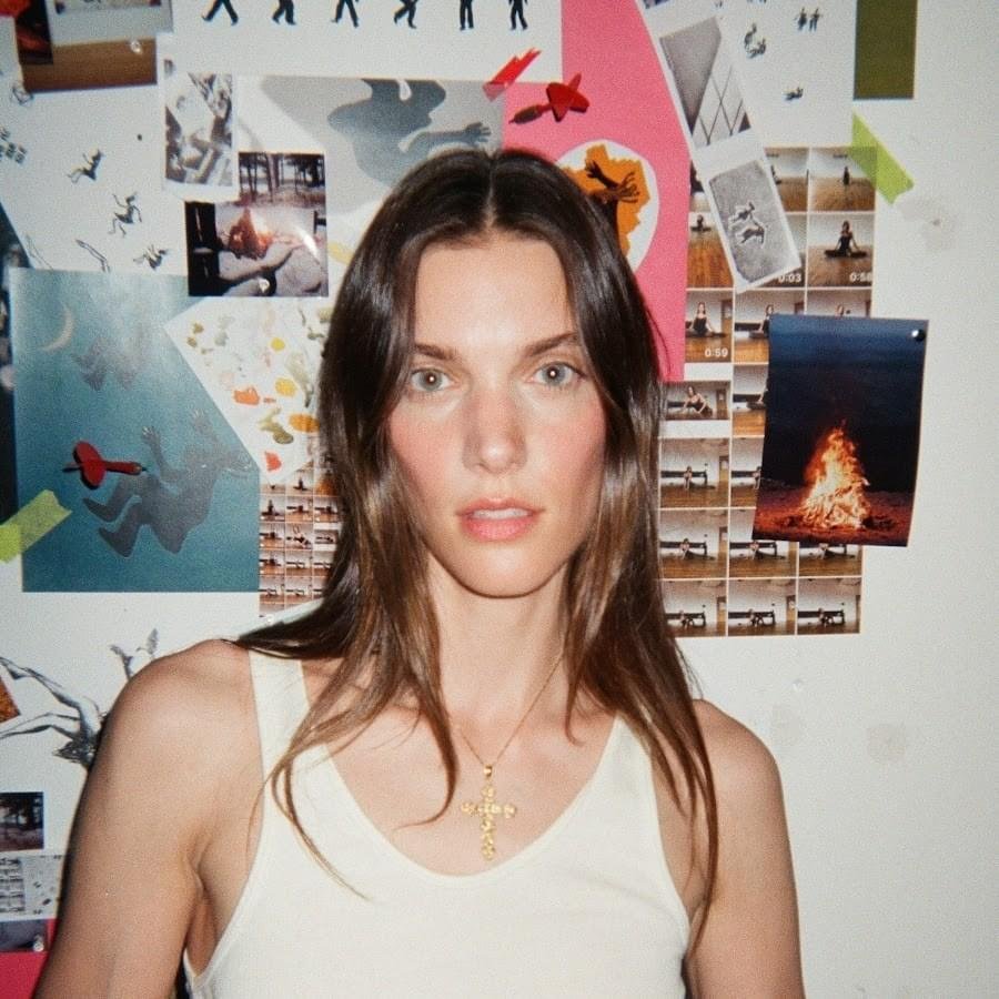 Foto di Charlotte Cardin, artista con ruolo nel rap italiano