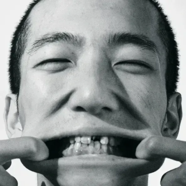 Cover dell'album 'AI MIEI DENTI, AGLI EVENTI, AL VENTO' di maggio